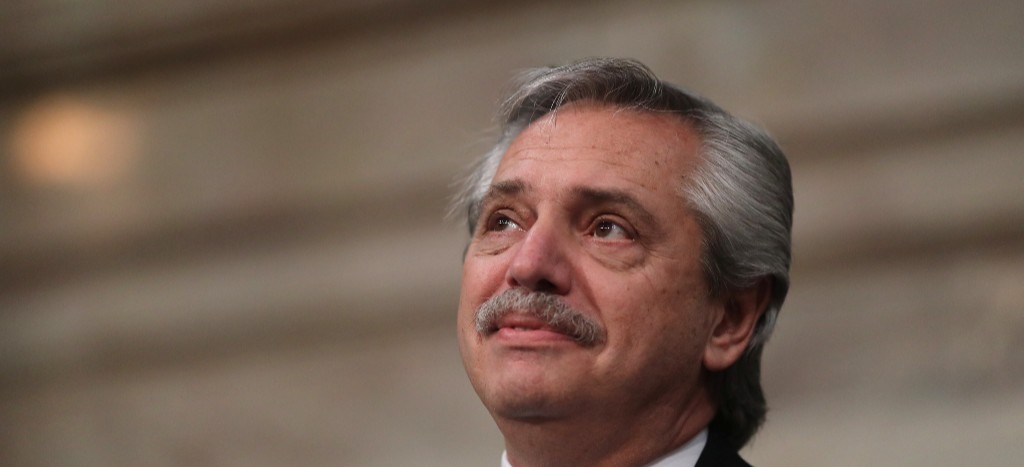 Presidente de Argentina toma la guitarra para llegar a los adolescentes