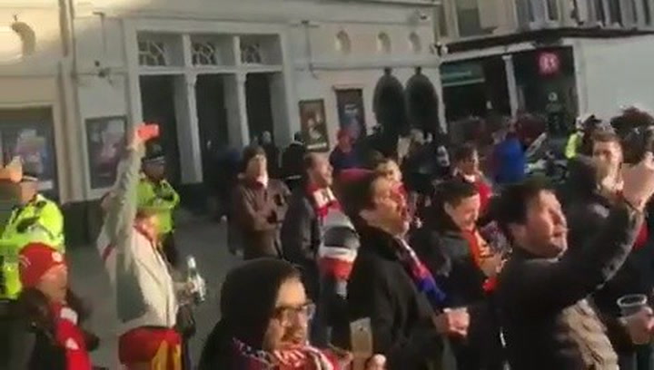 La afición del Atlético se reune en el centro del Liverpool La afición del Atlético se reune en el centro del Liverpool