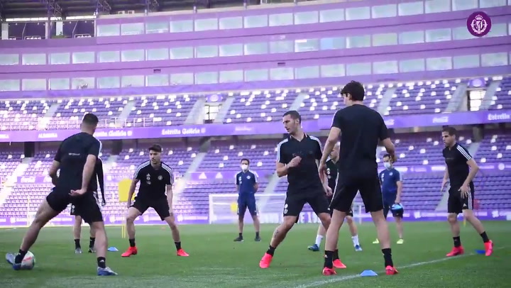 Ronaldo pasa revista en el entrenamiento del Valladolid Ronaldo pasa revista en el entrenamiento del Valladolid
