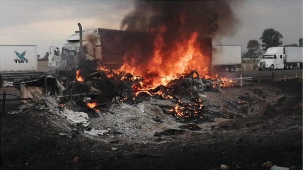 Se incendian tráiler y camioneta, bloqueada autopista México- Querétaro, Kilómetro 140
