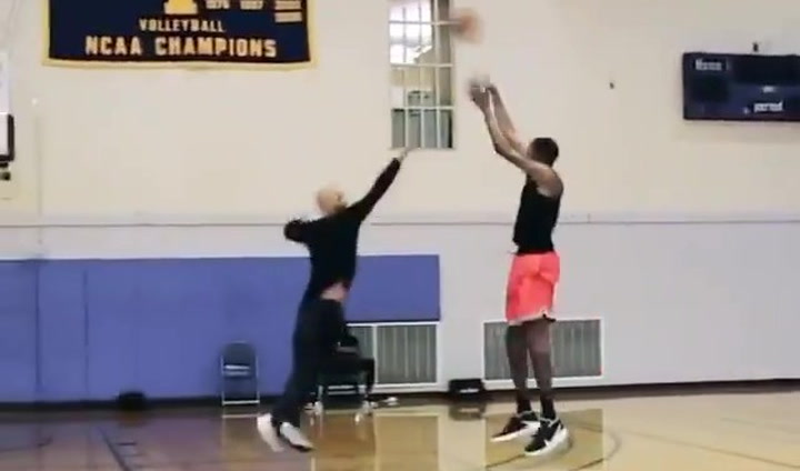 Kevin Durant sigue con su recuperación: así las enchufa ocho meses después Kevin Durant sigue con su recuperación: así las enchufa ocho meses después