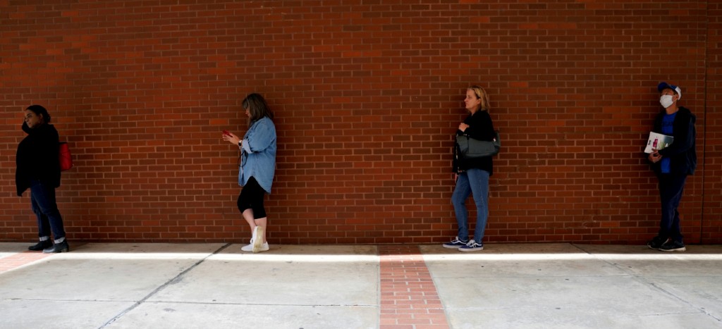 Tasa de desempleo en EU aumentó a 14.7% en abril