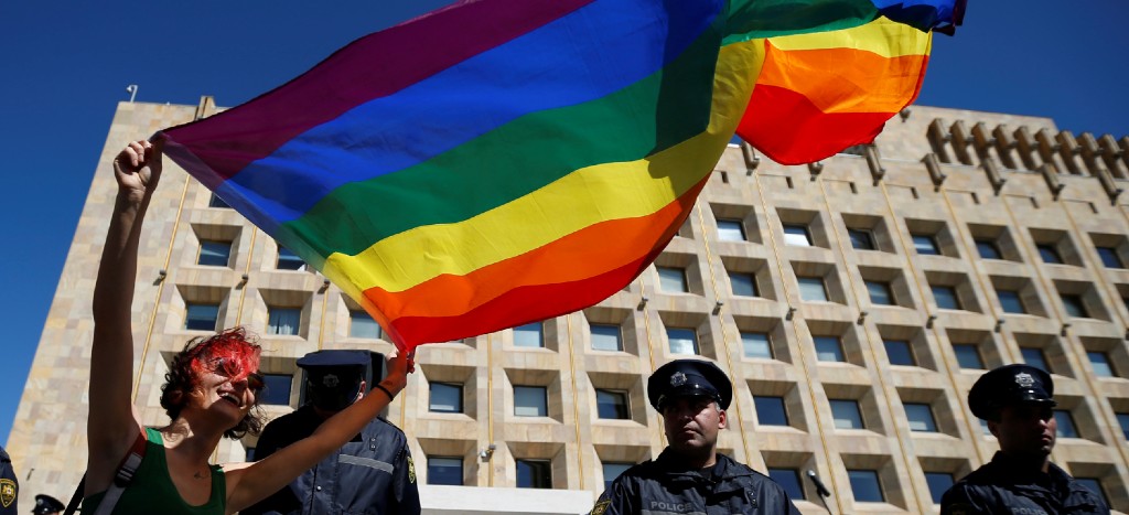 Transexual se prende fuego en Georgia en protesta vs. medidas por virus