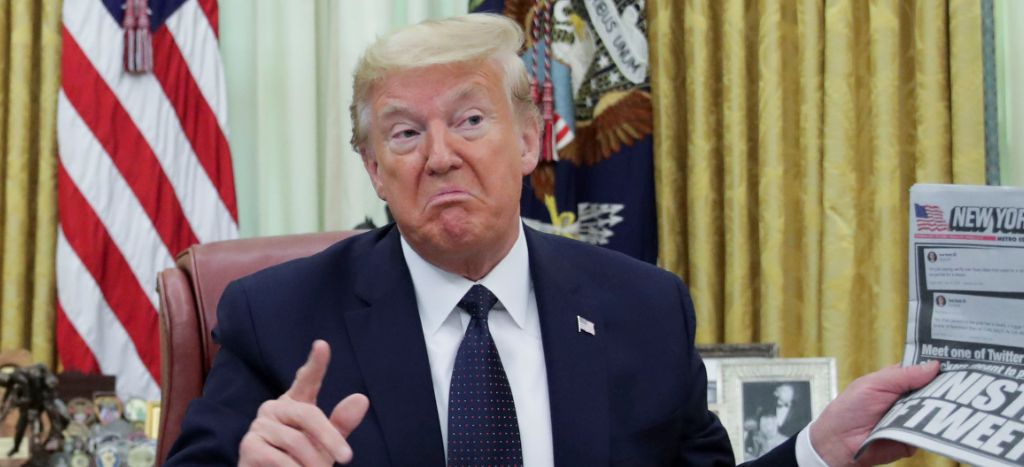 Trump considera una ley que retire protección legal a empresas de redes sociales