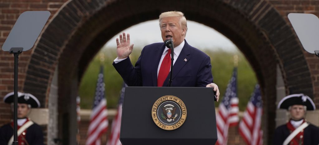 Trump defiende que jugó golf mientras EU se acerca a 100 mil muertes por Covid-19