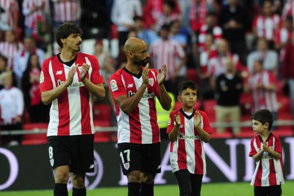 Iturraspe y Mikel Rico aplauden a la afición el día de su despedida de San Mamés