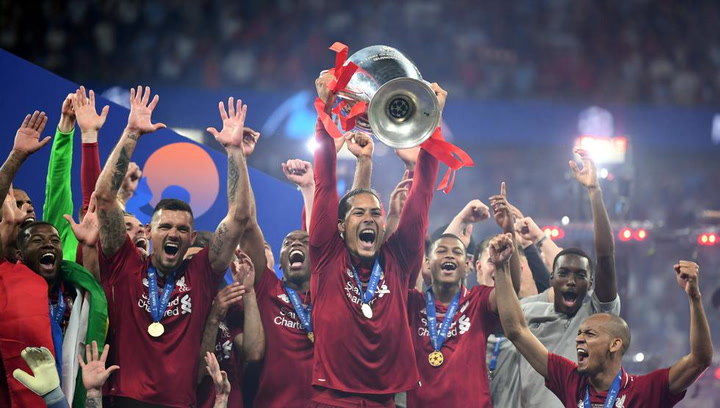 Van Dijk besa la 'orejona' Van Dijk besa la 'orejona'