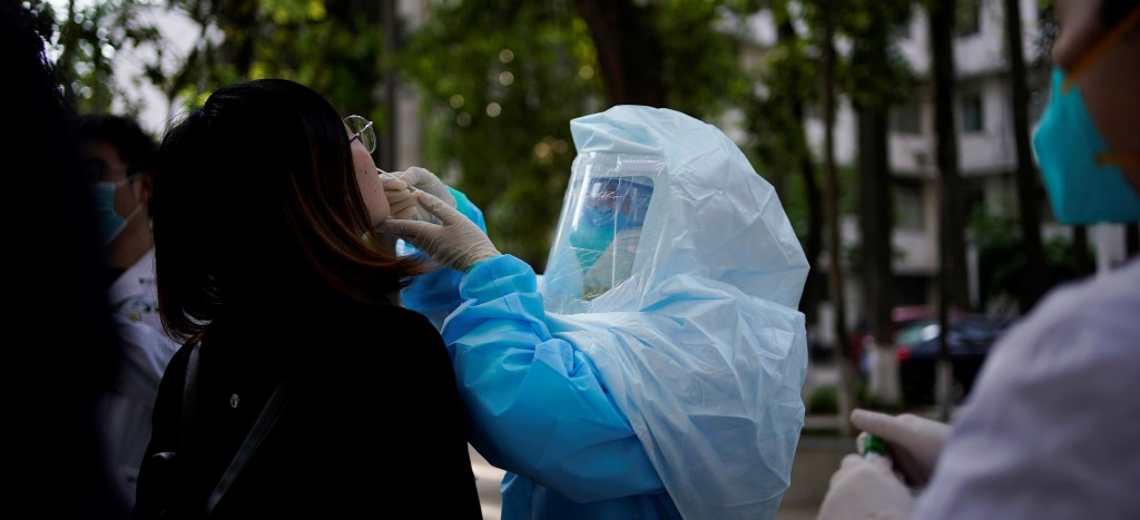 Wuhan examina a toda su población para evitar rebrote de Covid-19