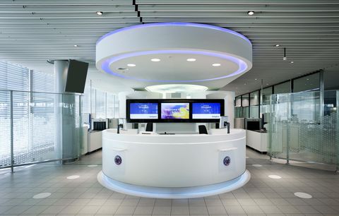 una maqueta de un mostrador de información en un aeropuerto, con los sensores colocados en la parte delantera