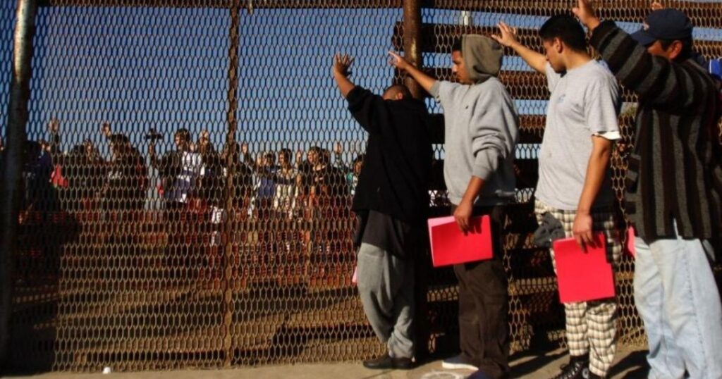 ¿Gesto para Trump? La Corte Suprema de los Estados Unidos da luz verde para las 'deportaciones exprés'