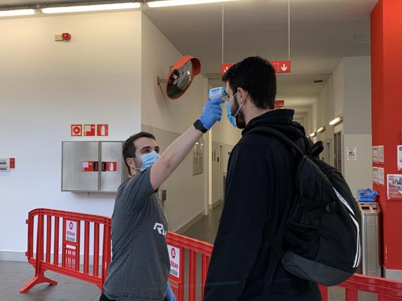 Imagen del protocolo previo a un entrenamiento del RETAbet Bilbao
