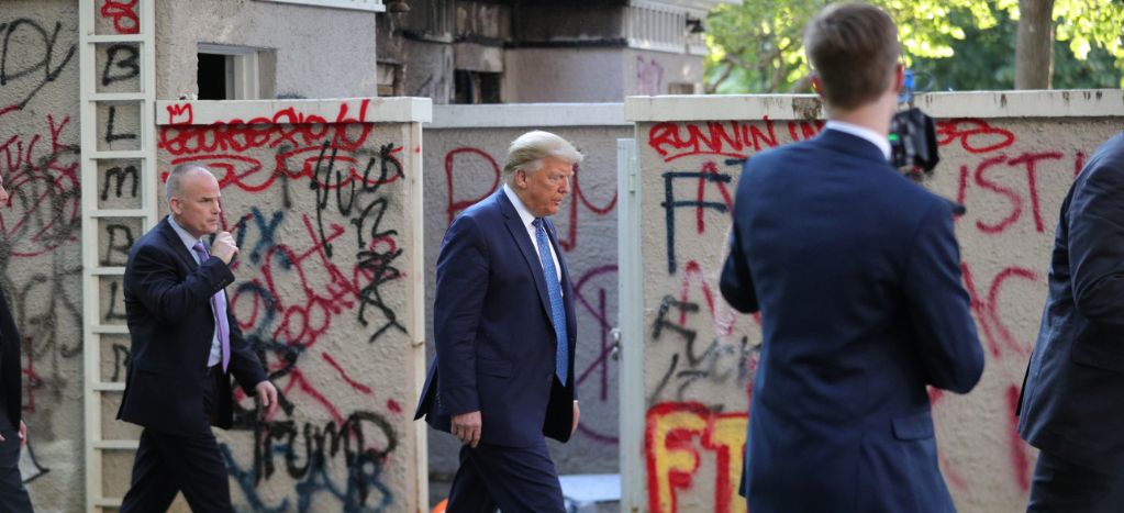 Amenaza Trump con enviar al ejército contra manifestantes; siguen protestas cerca de la Casa Blanca