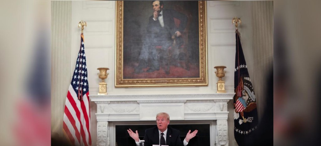 Trump se compara con Lincoln por su atención a “comunidad negra”; siguen manifestantes frente a la Casa Blanca