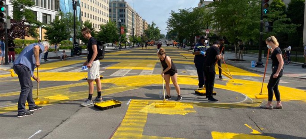 Pintan enorme mural ‘Black Lives Matter’ frente a Casa Blanca | Videos