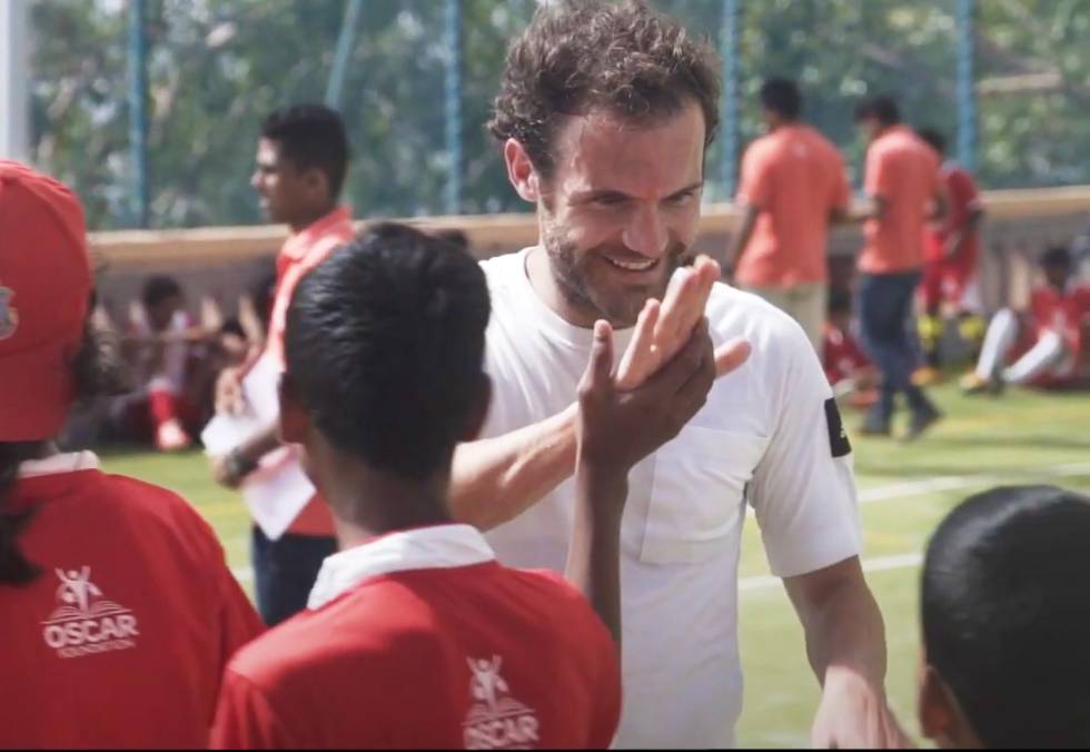 Juan Mata tras un partido de fútbol en Mumbái organizado por la Fundación Oskar, a la que dirige parte de su sueldo.