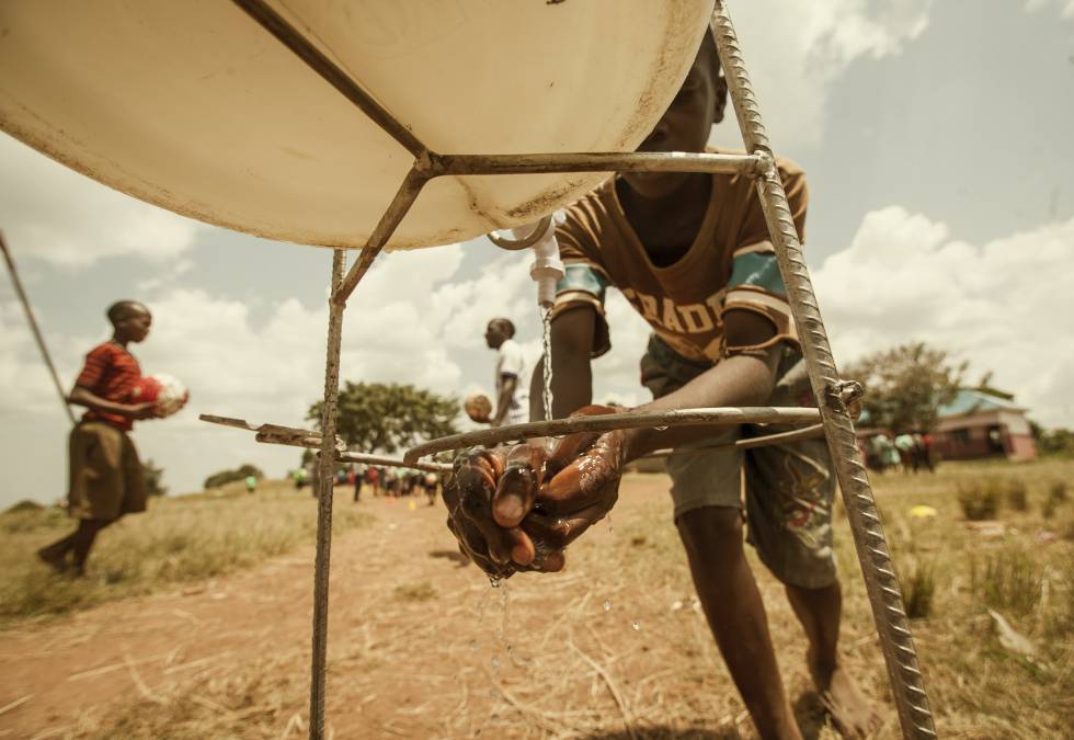 Punto de acceso a agua instalado en Uganda por la ONG Watoto Wasoka gracias a los fondos recogidos por Common Goal.