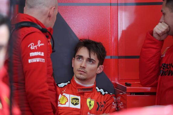 Esta imagen ya no se verá a partir de ahora en este 2020. Los pilotos llevarán el casco puesto durante más tiempo o una mascarilla, como sus mecánicos