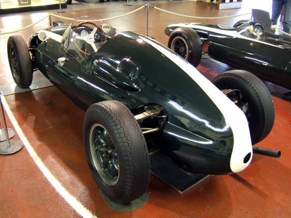 El Cooper T51 de Jack Brabham, con el motor en la parte trasera como gran innovación