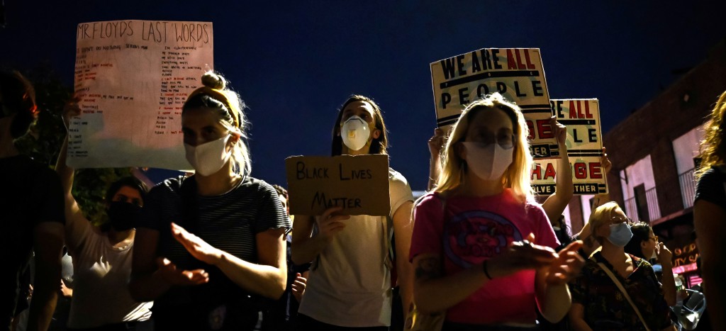 Tras protestas masivas, EU rebasa los 2 millones de contagios