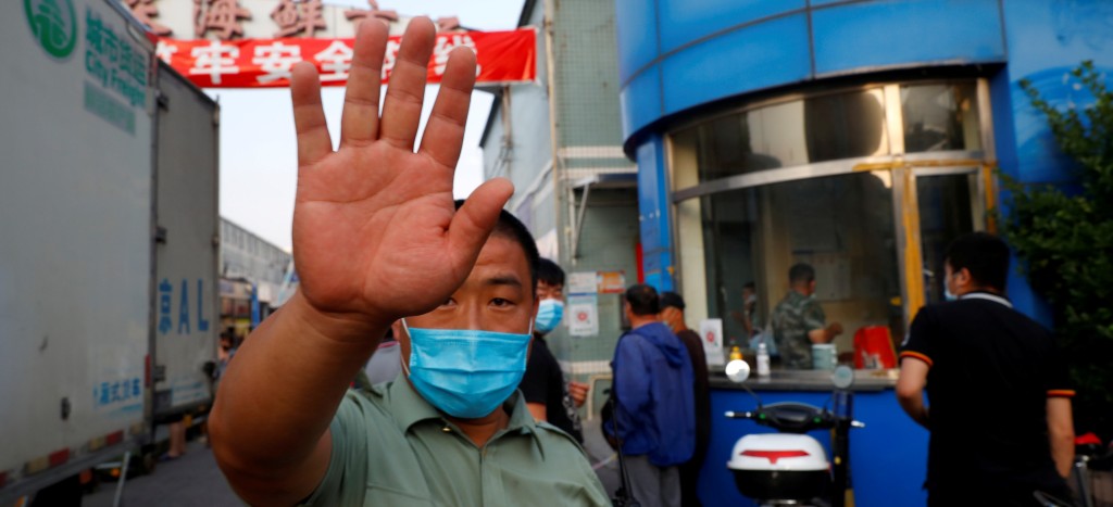 Pekín cierra seis mercados tras dos días de nuevos casos de Covid-19