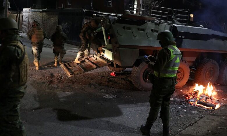 Militares chilenos vigilan el confinamiento por la pandemia ante aumento de contagios