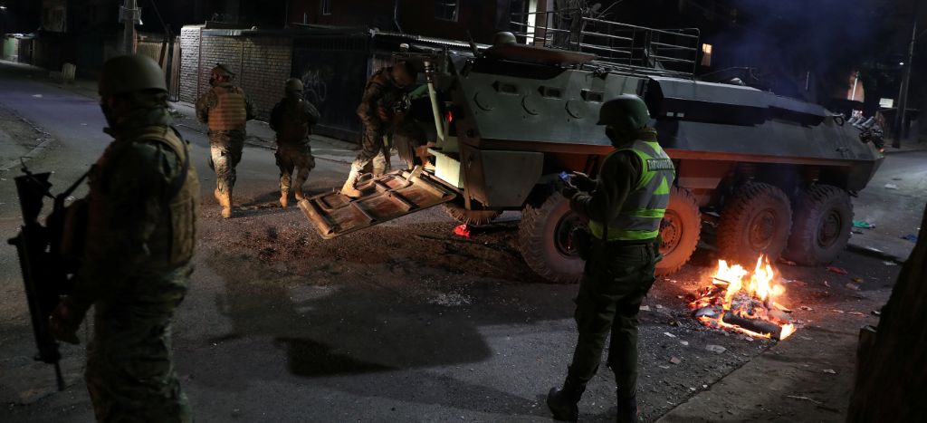 Militares chilenos vigilan el confinamiento por la pandemia ante aumento de contagios