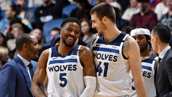 Juancho Hernangómez bromea con un compañero en Minnesota tras ser traspasado por Denver.