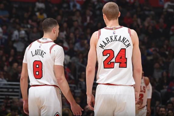 Zach LaVine y Lauri Markkanen conversan en un encuentro de los Chicago Bulls.