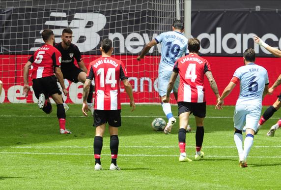 Costa se dispone a chutar para batir a Unai Simón