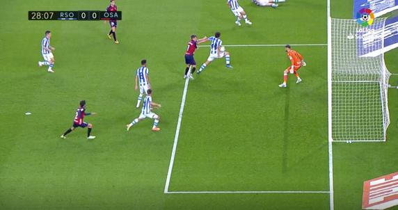 Cordero Vega pitó penalti por mano por esta acción