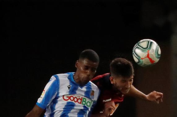 GRAF876. SAN SEBASTIÁN, 14/06/2020.- El delantero sueco de la Real Sociedad Alexander Isak (i) lucha con Oier Sanjurjo (d), de Osasuna, durante el encuentro de la jornada 28 de LaLiga que se disputa este domingo en el Reale Arena de San Sebastián. EFE/ Javier Etxezarreta