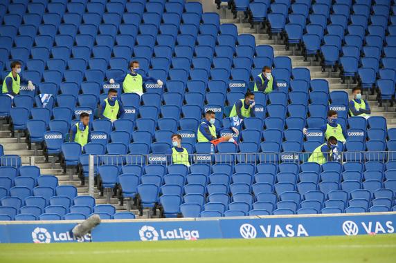 Los suplentes de la Real, en la grada