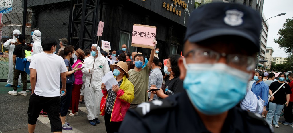 Rebrota Covid-19 en China; Pekín pone 10 zonas más en confinamiento