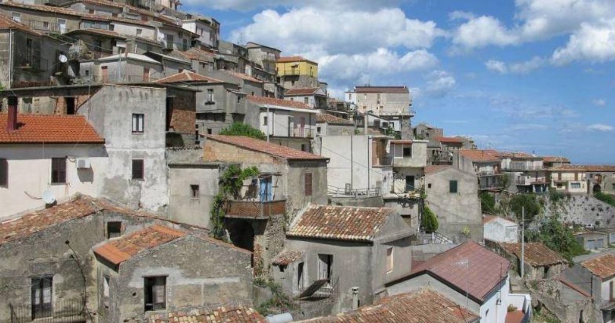 Un pueblo italiano, libre de coronavirus, vende casas a un euro: cómo acceder
