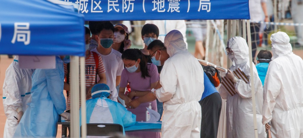 Covid bate récord con 176 mil casos en 24 horas; supera los 449 mil muertos