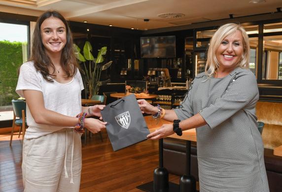 Ane Azkona, en el encuentro entre jugadoras y directivos.