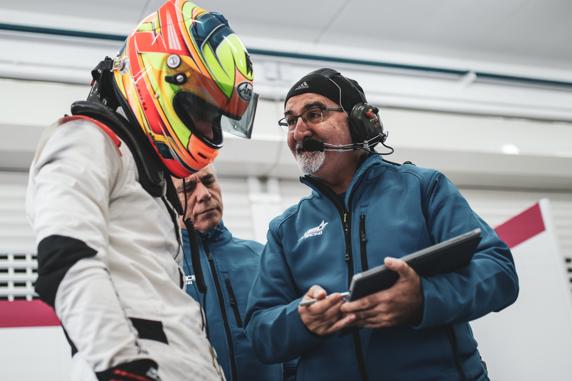 Javier Sagrera, con Chus Sánchez, prestigioso ingeniero que ha asistido a Sito Pons, Javier Pérez Sala, Miguel Molina y Àlex Palou, entre otros