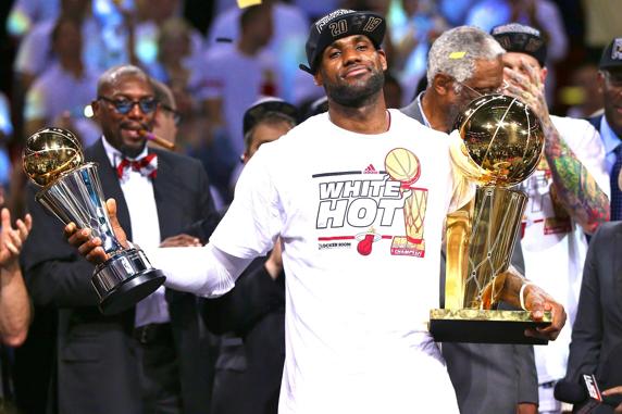 LeBron James posa con los trofeos de campeón y MVP de las Finales en 2012.