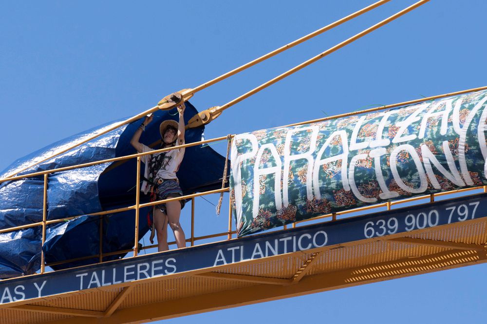 El Gobierno paraliza las obras de un hotel en Tenerife contra las que protestan dos activistas en una grúa desde hace seis días