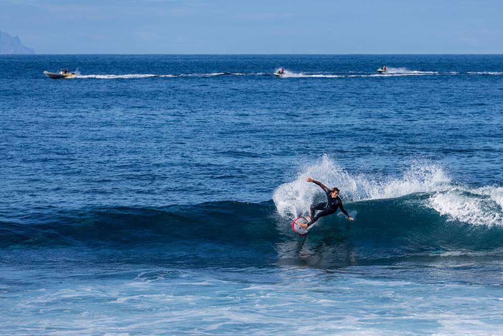 Un surfista cogiendo una ola en Punta Blanca (Tenerife).