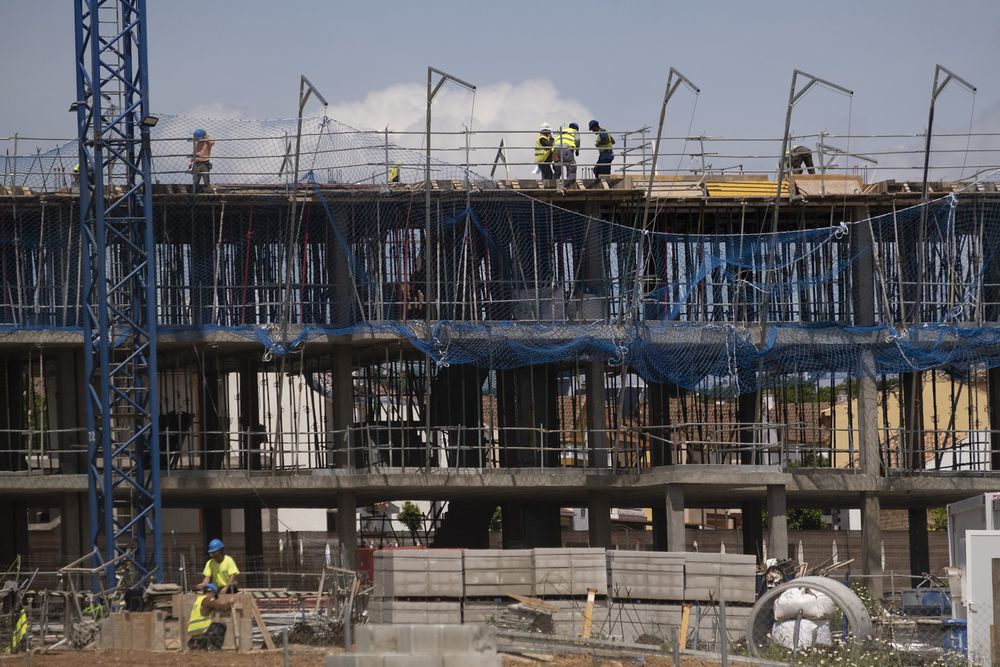 El Gobierno paraliza las obras de un hotel en Tenerife contra las que protestan dos activistas subidos en grúas