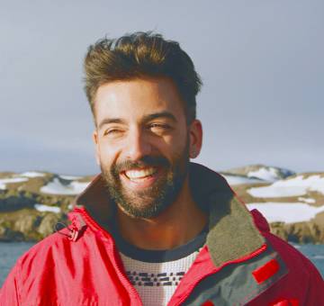 Adrián López Quirós, a bordo del 'Hespérides' durante la campaña de hace dos años en las islas Shetland del Sur.