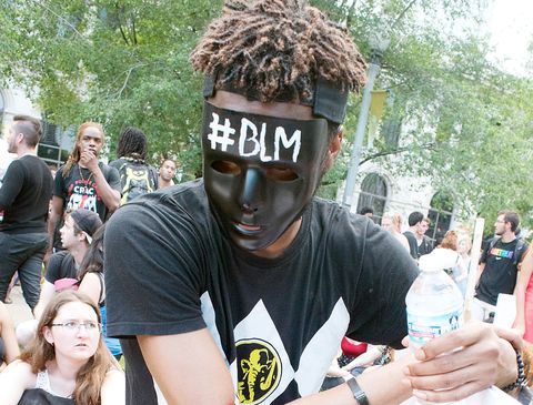 Primer plano de un manifestante de Black Lives Matter cerca de un manifestante de la vida de las vidas negras