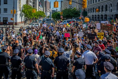 NYPD bloquea la entrada al Puente de Brooklyn. Miles ... nypd bloqueando la entrada al puente de brooklyn miles