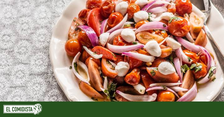 Salteado mediterráneo de hortalizas con pasta y huevo