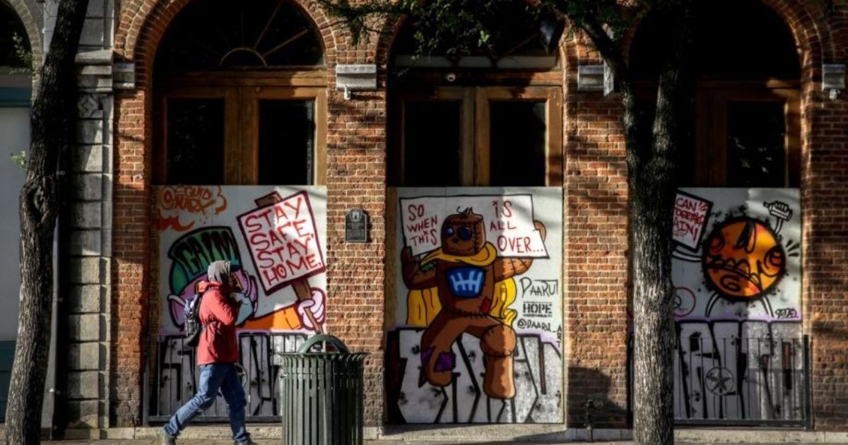 El desempleo en EE.UU. baja, pero el cierre de comercios empaña la mejora