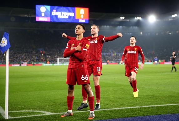 Trent Alexander-Arnold, Jordan Henderson y Andrew Robertson celebrando el gol del Liverpool ante el Leicester City