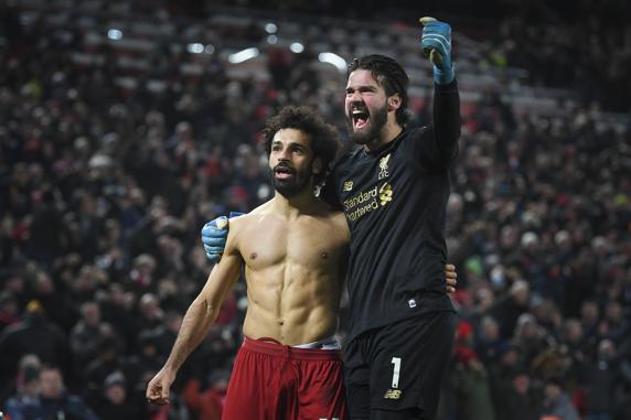 Mohamed Salah y Alisson Becker celebrando el segundo gol del Liverpool contra el Manchester United
