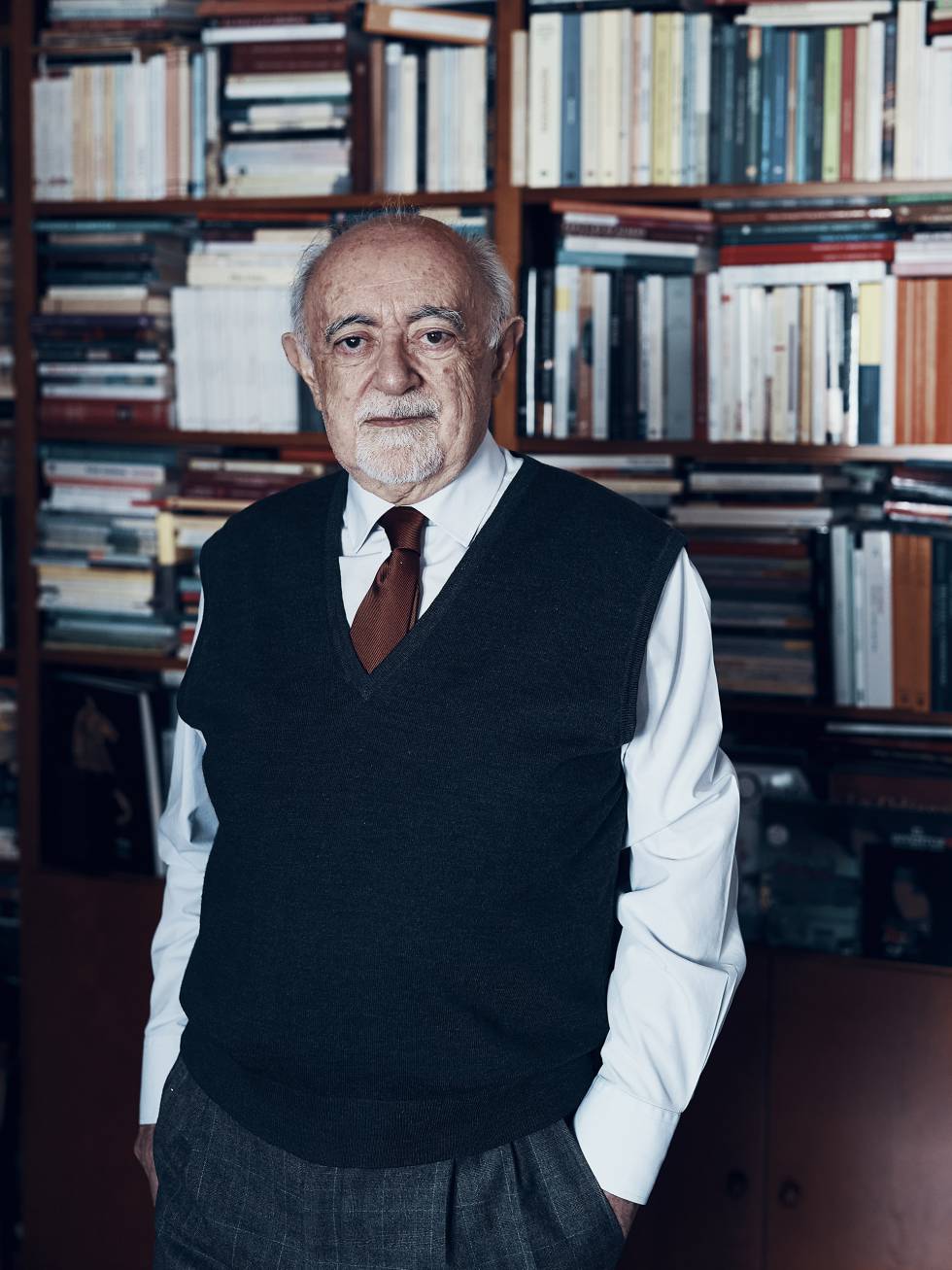 Carlos García Gual: “Los alumnos pasan mucho tiempo con el móvil. No saben nada”