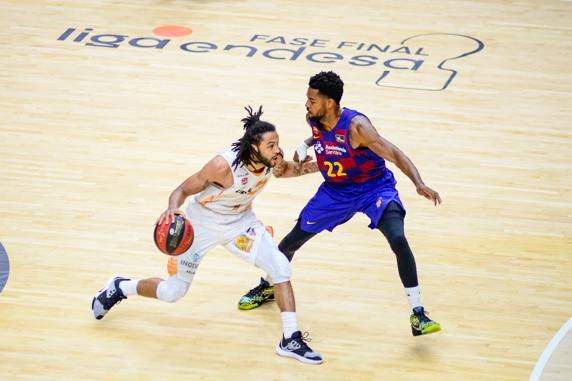 Cory Higgins, defendiendo durante el partido entre el FC Barcelona y el Kirolbet Baskonia, de la fase final de la Liga Endesa de baloncesto